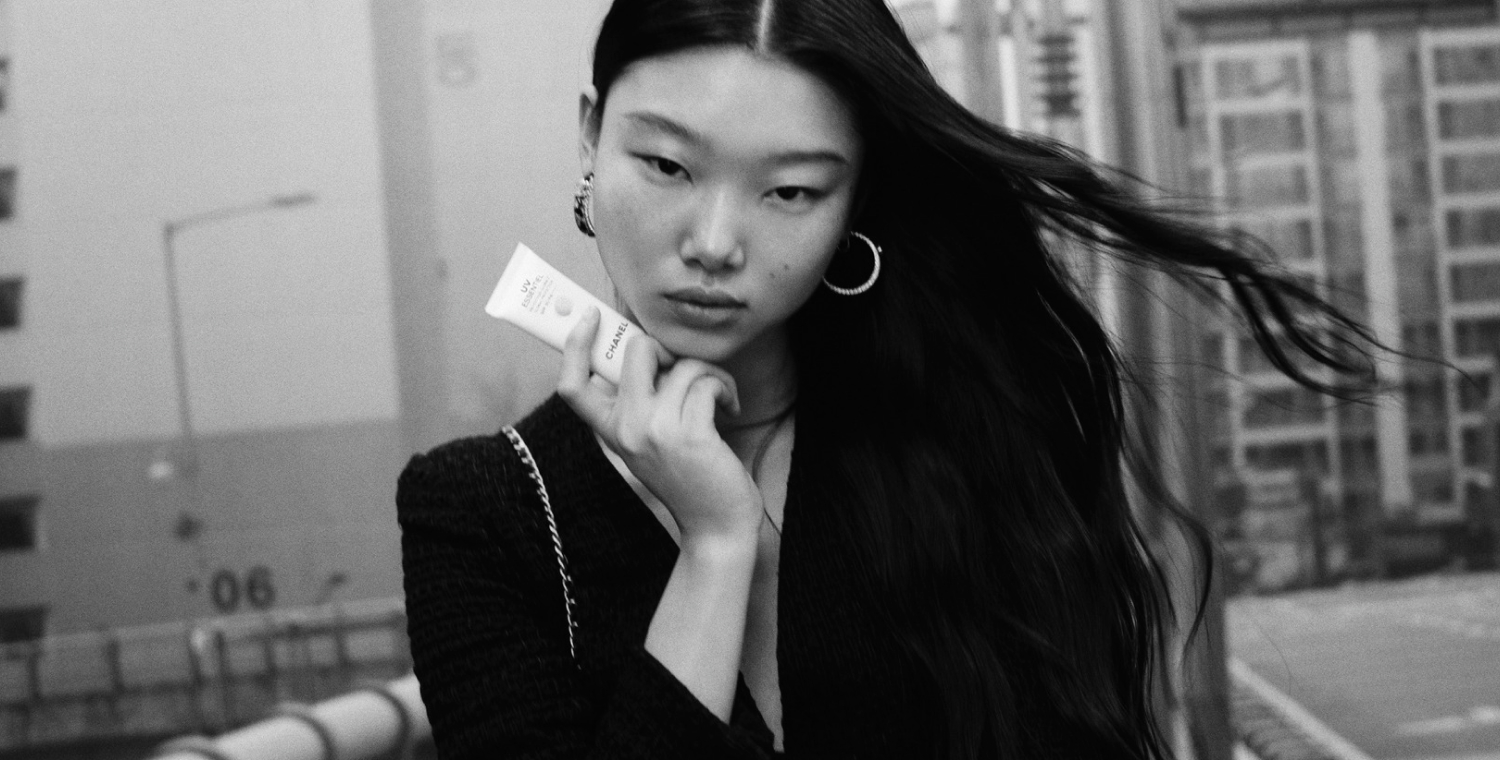 外出時も輝きをキープ - Face Forward - 特集 | CHANEL シャネル