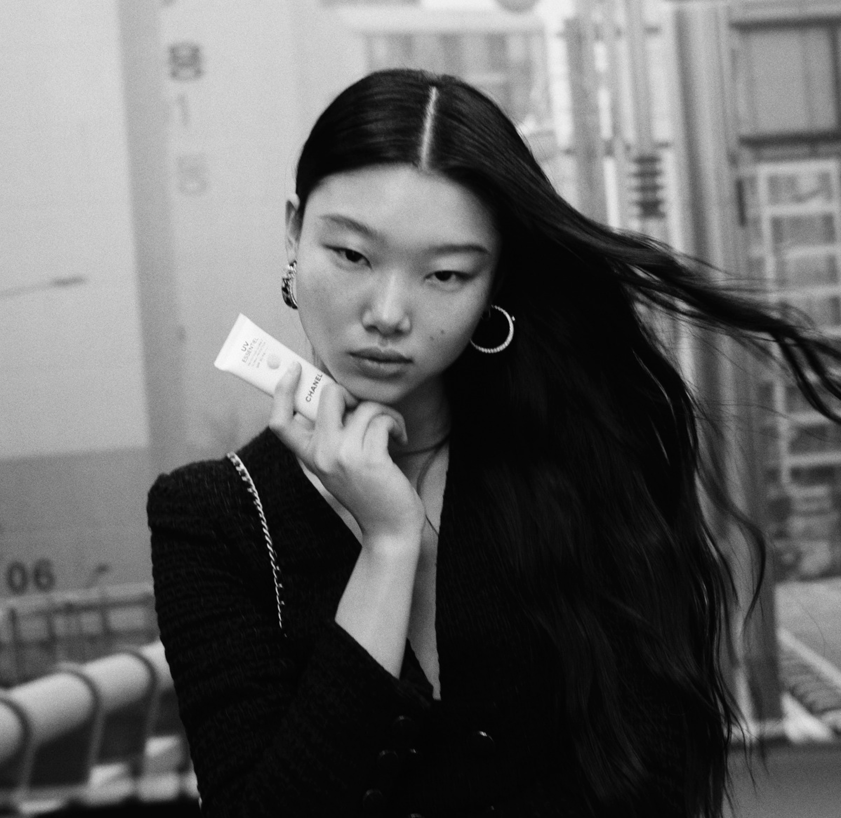 外出時も輝きをキープ - Face Forward - 特集 | CHANEL シャネル