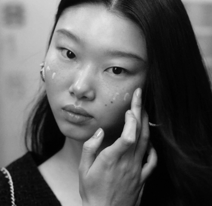 外出時も輝きをキープ - Face Forward - 特集 | CHANEL シャネル