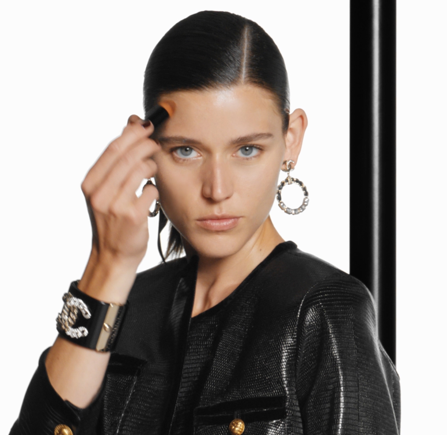 ビューティの必須アイテム - Look This Way - 特集 | CHANEL シャネル