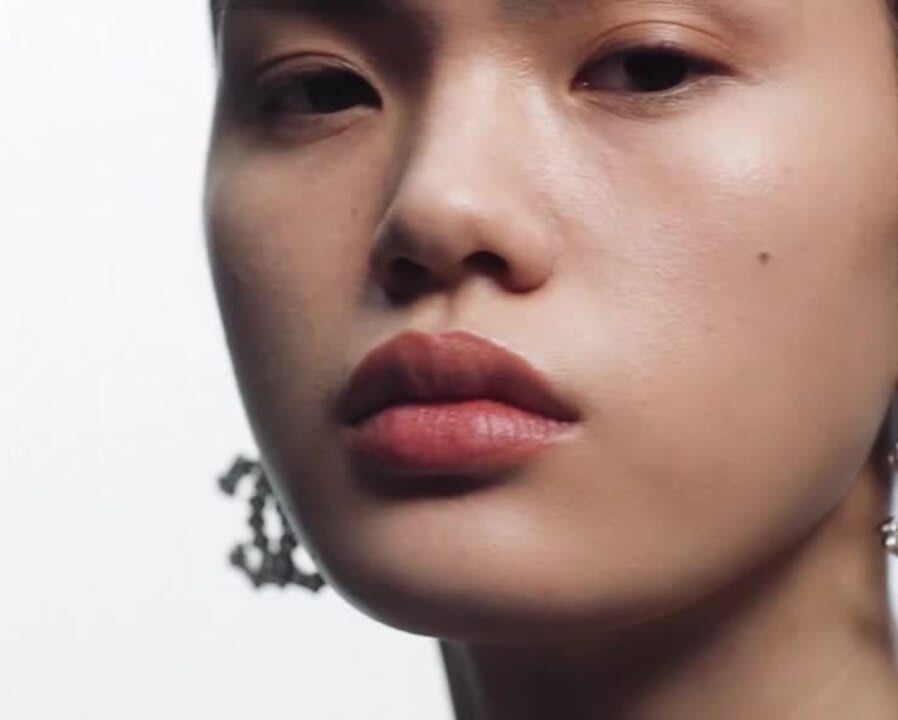 ナチュラルな輝き - LOOK THIS WAY - 特集 | CHANEL シャネル